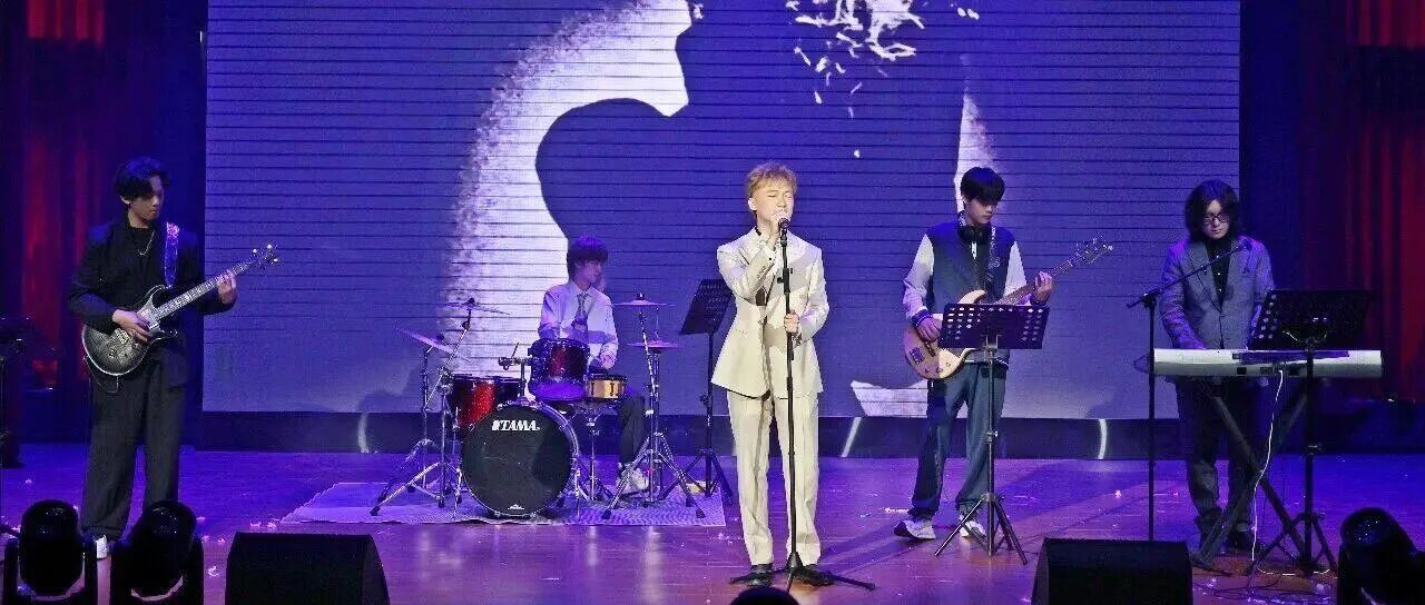 毕业了，这支乐队用最后一曲告别母校